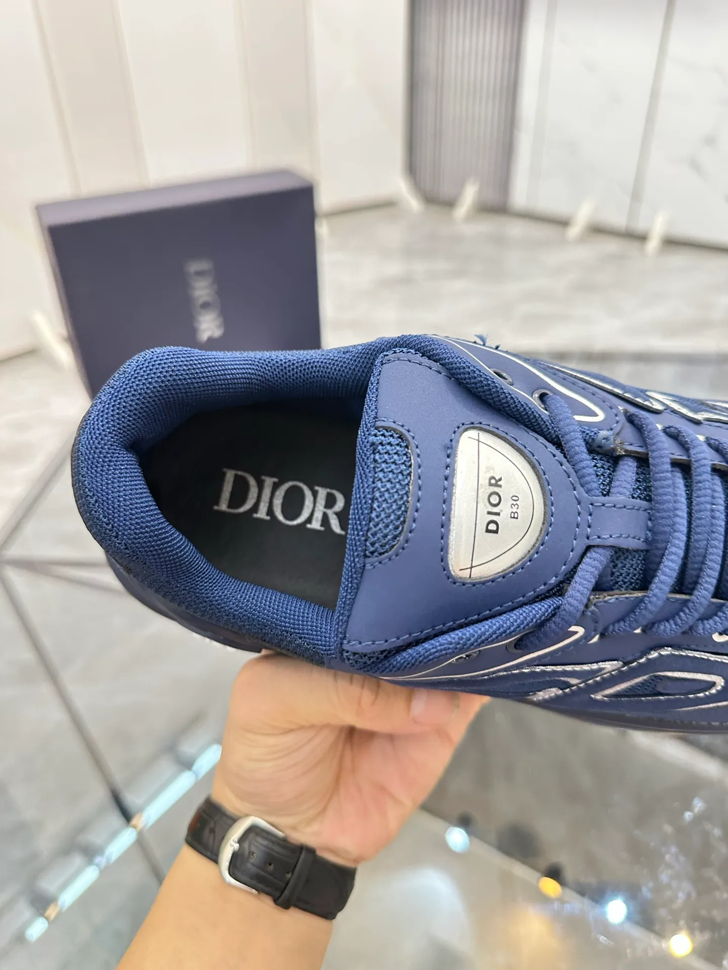 Men's shoes: 💰P400¥ Available in Guangzhou Product trademark: Dior* "Dior*" low-top casual shoes Regular size: 35-46 (can be customized to 47) Couple style Product materials: Upper imported cowhide stitched with original fabric, breathable lining, ultra-light foam original outsole. No.: 007